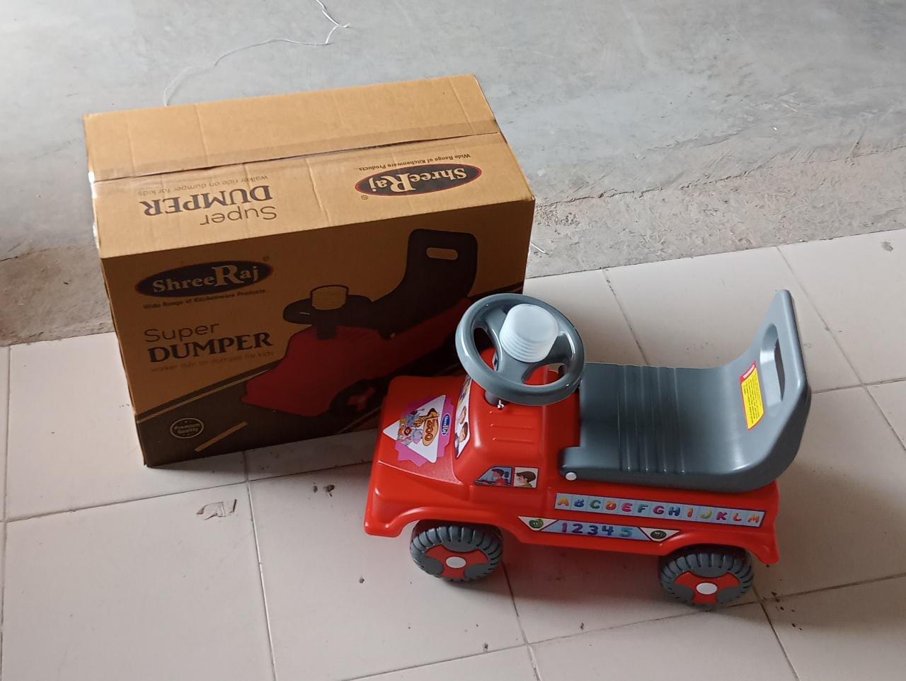 Kids ride-on truck with musical features