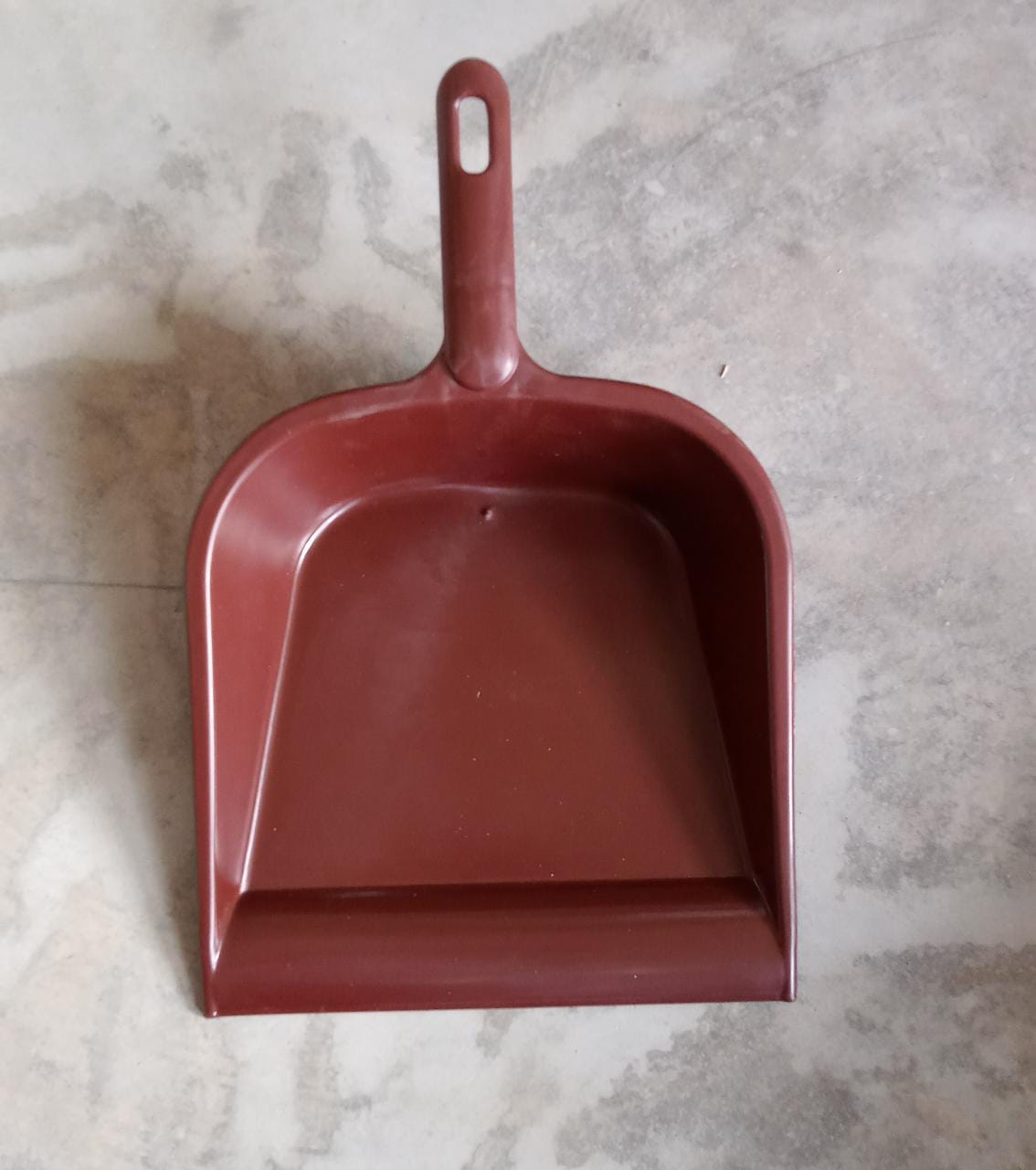 Sturdy plastic dustpan with handle, great for all-purpose cleaning.